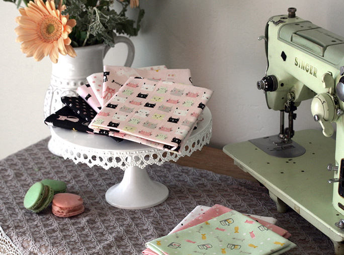 I just love cat fabric and had so muc fun setting up a photo with flower, a vintage sewing machine and some cookies with the fabric on a cake disk